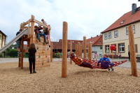 Climbing wall at the front of the platform with a floor height of 200 cm, 11 climbing holds