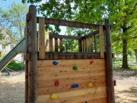 Climbing wall lengthways on platform with floor height 200 cm, 11 climbing holds