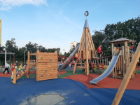 Climbing wall at the front of the platform with a floor height of 150 cm, 10 climbing holds