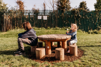 Kleine Sitzgruppe mit 8 Hockern