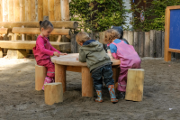 Kleine Sitzgruppe mit 8 Hockern
