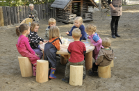 Kleine Sitzgruppe mit 8 Hockern