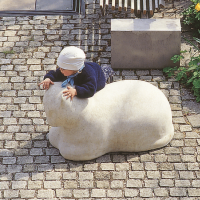 Streichelstein Liegende Katze, Farbe sand