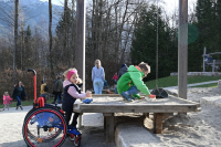 Table de jeu en sable pour les personnes en fauteuil roulant 