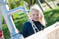 Playground pump with integrated pressure connection in the column