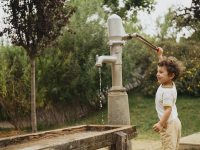 Playground pump with integrated reservoir