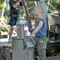 Wasserspender mit verl&amp;#228;ngertem Geh&amp;#228;use, programmierbare Sp&amp;#252;hlvorrichtung