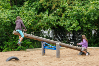 Doppelwippe mit Reifen im Boden zur Sto&amp;#223;d&amp;#228;mpfung