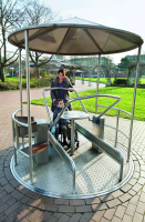 Grosses Rollstuhlfahrerkarussell mit Dach
