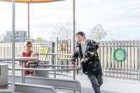 Grosses Rollstuhlfahrerkarussell mit Dach